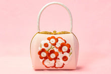 画像をギャラリービューアに読み込む, 梅 刺繍入り バッグ ピンク 縮緬 和装用 衿秀 着物 振袖 成人式 十三参り 結婚式 卒業式 訪問着 付下げ 無地 小紋 高級 上質 フォーマル 単品 大人 女性 新品 着物用バッグ 和装用 和服 和装小物 お出掛け 茶席 お茶会 鞄 和装用バッグ きもの用バッグ 着物用バッグ