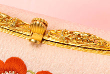 画像をギャラリービューアに読み込む, 梅 刺繍入り バッグ ピンク 縮緬 和装用 衿秀 着物 振袖 成人式 十三参り 結婚式 卒業式 訪問着 付下げ 無地 小紋 高級 上質 フォーマル 単品 大人 女性 新品 着物用バッグ 和装用 和服 和装小物 お出掛け 茶席 お茶会 鞄 和装用バッグ きもの用バッグ 着物用バッグ