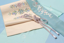 画像をギャラリービューアに読み込む, 地紋 空色 青 花丸模様 刺繍 反物 正絹 未仕立て 着物 フルオーダー 小紋 しゃれ着 お洒落 街着 跳び柄 袷 単衣 仕立て 誂え 女性 大人 レディース 着物初心者 着付け 和服 和装 名古屋帯 半幅帯 帯付け 入学式 卒業式 カジュアル お出かけ着