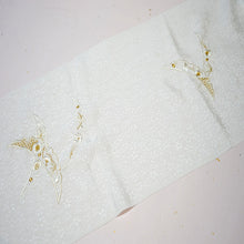 画像をギャラリービューアに読み込む, 丹後ちりめん 白 帯揚げ 正絹 衿秀 留袖用 唐織り 地紋 金 刺繍 黒留袖 袋帯 結婚式 フォーマル 神前式 結婚式用 留袖 白い帯揚げ 単品 花嫁 母 礼装用 和服 和装 着付け小物 帯あげ 和装小物 色留袖 色留 黒留 黒留袖