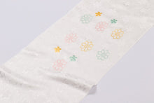 画像をギャラリービューアに読み込む, 花 刺しゅう 帯揚げ 正絹 地紋 モダン 和小物さくら 着物 刺繍 帯揚 名古屋帯 袋帯 おしゃれ カジュアル 母の日 還暦祝い 帯揚げ おしゃれ コーディネート 和服 和装 袷 単衣 付下げ 小紋 和服 和装 着付け小物 帯あげ 和装小物 カジュアル 紬 無地