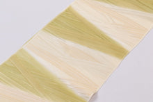 画像をギャラリービューアに読み込む, かわり織り 帯揚げ 正絹 金糸 ぼかし 金色 ベージュ モダン 和小物さくら 着物 帯揚 名古屋帯 袋帯 帯揚げ おしゃれ コーディネート 袷 単衣 付け下げ 訪問着 和服 和装 着付け小物 帯あげ 和装小物 結婚式 入学式 卒業式 色無地 色留 フォーマル 無地 小紋