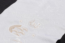 画像をギャラリービューアに読み込む, 留袖用 帯揚げ 白 黄変防止 唐織生地 地紋 刺しゅう 丹後ちりめん 上質 正絹100% 衿秀 刺繍 着物 袋帯 留袖 白 黒留袖 結婚式 フォーマル 正絹 結婚式用 通年 白い帯揚げ 単品 花嫁 母 礼装用 白地 ネオクラッセ加工シルク 色留袖 色留