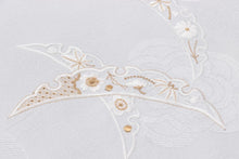 画像をギャラリービューアに読み込む, 留袖用 帯揚げ 白 黄変防止 唐織生地 地紋 刺しゅう 丹後ちりめん 上質 正絹100% 衿秀 刺繍 着物 袋帯 留袖 白 黒留袖 結婚式 フォーマル 正絹 結婚式用 通年 白い帯揚げ 単品 花嫁 母 礼装用 白地 ネオクラッセ加工シルク 色留袖 色留