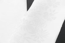 画像をギャラリービューアに読み込む, 正絹半衿 花 地紋入り白無地 加藤萬 半衿 半襟 絹 生地 肌ざわり 衿元 綺麗 半襟 半衿 おしゃれ 普段 お出掛け 高級 長襦袢 着物 きもの 女性 和服 和装小物 着付け小物 フォーマル カジュアル 可愛い 衿 襟 木綿 訪問着 付下げ 小紋 紬 無地 礼装