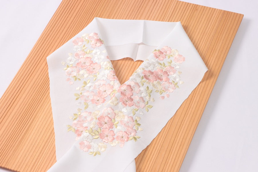 刺繍 半衿 四季の花 白 小紋 着物全般 普段 お稽古 生地 肌ざわり 衿元