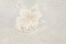 画像をギャラリービューアに読み込む, ぬれ描き友禅 着物 正絹 反物 未仕立て 小紋 葉っぱ お花 グレー しゃれ着 お洒落 街着 袷 単衣 フルオーダー 仕立て 誂え 着物初心者 着付け カジュアル 着物女子 練習 和装 和服 着付け小物 和装小物 袋帯 名古屋帯 帯付け