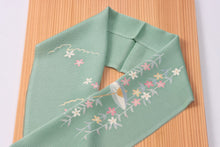 画像をギャラリービューアに読み込む, 加賀友禅 正絹半衿 柳に傘 手書き 縮緬 緑 正絹 絹 半衿 本加賀友禅 作家 落款 ちりめん 着物 付下げ 小紋 無地 紬 着物全般 普段 お稽古 衿元 綺麗 半襟 おしゃれ 大人 長襦袢 女性 和服 和装小物 着付け小物 カジュアル 可愛い 衿 襟