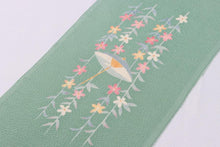 画像をギャラリービューアに読み込む, 加賀友禅 正絹半衿 柳に傘 手書き 縮緬 緑 正絹 絹 半衿 本加賀友禅 作家 落款 ちりめん 着物 付下げ 小紋 無地 紬 着物全般 普段 お稽古 衿元 綺麗 半襟 おしゃれ 大人 長襦袢 女性 和服 和装小物 着付け小物 カジュアル 可愛い 衿 襟