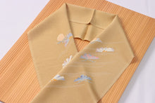 画像をギャラリービューアに読み込む, 加賀友禅 正絹半衿 松 手書き 縮緬 黄色 橙 正絹 絹 半衿 本加賀友禅 作家 落款 ちりめん 着物 付下げ 小紋 無地 紬 着物全般 普段 お稽古 衿元 綺麗 半襟 おしゃれ 大人 長襦袢 女性 和服 和装小物 着付け小物 カジュアル 可愛い 衿 襟