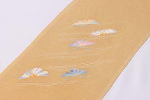 画像をギャラリービューアに読み込む, 加賀友禅 正絹半衿 松 手書き 縮緬 黄色 橙 正絹 絹 半衿 本加賀友禅 作家 落款 ちりめん 着物 付下げ 小紋 無地 紬 着物全般 普段 お稽古 衿元 綺麗 半襟 おしゃれ 大人 長襦袢 女性 和服 和装小物 着付け小物 カジュアル 可愛い 衿 襟