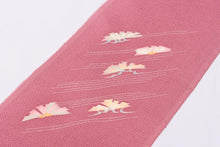 画像をギャラリービューアに読み込む, 加賀友禅 正絹半衿 松 手書き 縮緬 濃いピンク 正絹 絹 半衿 本加賀友禅 作家 落款 ちりめん 着物 付下げ 小紋 無地 紬 着物全般 普段 お稽古 衿元 綺麗 半襟 おしゃれ 大人 長襦袢 女性 和服 和装小物 着付け小物 カジュアル 可愛い 衿 襟