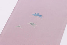 画像をギャラリービューアに読み込む, 加賀友禅 正絹半衿 手書き 縮緬 ピンク 紫 正絹 絹 半衿 本加賀友禅 作家 落款 ちりめん 着物 付下げ 小紋 無地 紬 着物全般 普段 お稽古 衿元 綺麗 半襟 おしゃれ 大人 長襦袢 女性 和服 和装小物 着付け小物 カジュアル 可愛い 衿 襟