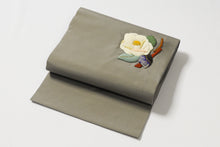 画像をギャラリービューアに読み込む, 名古屋帯 反物 正絹 しゃれ帯 椿 押絵 グレー 帯 刺しゅう 未仕立て 九寸名古屋帯 なごや帯 おしゃれ カジュアル お洒落 高級 着付け レディース 色無地 無地 きもの 着物 女性 和服 和装小物 着付け小物 無地 紬 小紋