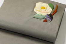 画像をギャラリービューアに読み込む, 名古屋帯 反物 正絹 しゃれ帯 椿 押絵 グレー 帯 刺しゅう 未仕立て 九寸名古屋帯 なごや帯 おしゃれ カジュアル お洒落 高級 着付け レディース 色無地 無地 きもの 着物 女性 和服 和装小物 着付け小物 無地 紬 小紋