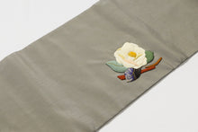 画像をギャラリービューアに読み込む, 名古屋帯 反物 正絹 しゃれ帯 椿 押絵 グレー 帯 刺しゅう 未仕立て 九寸名古屋帯 なごや帯 おしゃれ カジュアル お洒落 高級 着付け レディース 色無地 無地 きもの 着物 女性 和服 和装小物 着付け小物 無地 紬 小紋