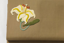 画像をギャラリービューアに読み込む, 名古屋帯 反物 正絹 しゃれ帯 百合 押絵 グレー 帯 刺しゅう 未仕立て 九寸名古屋帯 なごや帯 おしゃれ カジュアル お洒落 高級 着付け レディース 色無地 無地 きもの 着物 女性 和服 和装小物 着付け小物 無地 紬 小紋