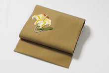 画像をギャラリービューアに読み込む, 名古屋帯 反物 正絹 しゃれ帯 百合 押絵 グレー 帯 刺しゅう 未仕立て 九寸名古屋帯 なごや帯 おしゃれ カジュアル お洒落 高級 着付け レディース 色無地 無地 きもの 着物 女性 和服 和装小物 着付け小物 無地 紬 小紋