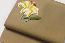 画像をギャラリービューアに読み込む, 名古屋帯 反物 正絹 しゃれ帯 百合 押絵 グレー 帯 刺しゅう 未仕立て 九寸名古屋帯 なごや帯 おしゃれ カジュアル お洒落 高級 着付け レディース 色無地 無地 きもの 着物 女性 和服 和装小物 着付け小物 無地 紬 小紋