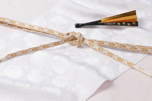 画像をギャラリービューアに読み込む, 留袖用 帯揚げ 白 地紋 丹後ちりめん 上質 正絹100% 衿秀 着物 袋帯 留袖 白 黒留袖 結婚式 フォーマル 正絹 結婚式用 通年 白い帯揚げ 単品 花嫁 母 礼装用 白地 色留袖 色留