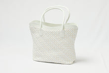画像をギャラリービューアに読み込む, 牛皮 縮緬 バッグ 和装 洋装 着物 バッグ 白 ホワイト 衿秀 がま口バック 和服 普段用 和装用 トートバック 和装用 和服 着物初心者 お出掛け 茶席 お茶会 鞄 着物に合わせるバッグ 和装用バック カジュアル きもの用バック 着物用バック 小紋 付下げ 無地 小紋 紬