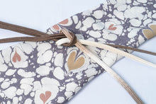 画像をギャラリービューアに読み込む, ハート マーブル模様 帯揚げ 正絹 紺色 龍工房 高級 和服 着物 しゃれ袋 名古屋帯 おしゃれ カジュアル 袷 単衣 パーティー 付下げ お茶会 無地 紬 小紋 木綿 着付け小物 帯あげ 和装小物