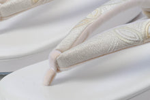 画像をギャラリービューアに読み込む, 七宝刺繍入り 鼻緒草履 衿秀 礼装用 白 着物 和服 和装 留袖 黒留袖 フォーマル 女性 レディース 鼻緒付き 入学式 卒業式 結婚式 色留袖 訪問着 七五三 単品 和装小物 女性 足に優しい ぞうり 着物用 草履 鼻緒 お稽古 着付け 長時間 疲れない 履きやすい お洒落