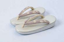 画像をギャラリービューアに読み込む, 草履 小花 刺繍入り 鼻緒草履 衿秀 着物 ぞうり 和服 刺繍 和装 小紋 紬 普段 フォーマル 七五三 お茶会 成人式 振袖 卒業式 結婚式 訪問着 付下げ 草履 履き 女性 レディース 普段 履き レディース 鼻緒 草履 女性 痛くない 単品 カジュアル