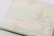 画像をギャラリービューアに読み込む, 京都西陣織物 名古屋帯 九寸 雪の結晶 帯 未仕立て 青 水色 ブルー 九寸名古屋帯 西陣織物 反物 新品 なごや帯 お洒落 色無地 無地 付下げ 小紋 おしゃれ カジュアル クリスマス 冬 冬季 雪