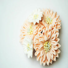 画像をギャラリービューアに読み込む, つまみ簪 お花 正絹 縮緬 白色 薄ピンク 花 つまみ 簪 つまみかんざし つまみ細工 振袖 十三参り 結婚式 成人式 かわいい ママ振り 卒業式 振袖ヘア 袴 ヘア 和装ヘア 和装 髪飾り かんざし 簪 着物 コーム Uピン 和装用 着物 訪問着 小紋 フォーマル ヘアアクセサリー