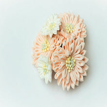 画像をギャラリービューアに読み込む, つまみ簪 お花 正絹 縮緬 白色 薄ピンク 花 つまみ 簪 つまみかんざし つまみ細工 振袖 十三参り 結婚式 成人式 かわいい ママ振り 卒業式 振袖ヘア 袴 ヘア 和装ヘア 和装 髪飾り かんざし 簪 着物 コーム Uピン 和装用 着物 訪問着 小紋 フォーマル ヘアアクセサリー