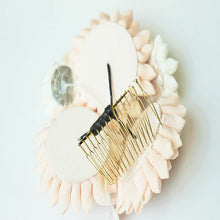 画像をギャラリービューアに読み込む, つまみ簪 お花 正絹 縮緬 白色 薄ピンク 花 つまみ 簪 つまみかんざし つまみ細工 振袖 十三参り 結婚式 成人式 かわいい ママ振り 卒業式 振袖ヘア 袴 ヘア 和装ヘア 和装 髪飾り かんざし 簪 着物 コーム Uピン 和装用 着物 訪問着 小紋 フォーマル ヘアアクセサリー