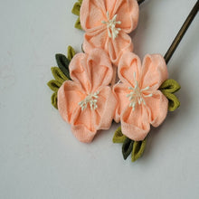 画像をギャラリービューアに読み込む, 髪飾り つまみ細工 花 桜 菊 簪 つまみ くろちく 普段使い 京都 着物 結婚式 髪飾り かんざし 簪 かわいい 花 ピンク 高級 和装用 着物 美容院 シンプル おしゃれ プレゼント 贈り物 ギフト 着物 和服 和装 ヘアアクセサリー 振袖 フォーマル カジュアル
