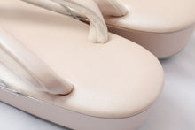 画像をギャラリービューアに読み込む, 滑らない草履 雨 雨用草履 光沢 白 ベージュ 衿秀 雨草履 爪付草履 厚底 雨の日 滑り止め 水 梅雨 着物 ぞうり 夏用草履 夏草履 夏用 和服 刺繍 和装 小紋 紬 フォーマル 七五三 お茶会 成人式 振袖 卒業式 結婚式 訪問着 付下げ 女性 レディース 女性 通年 カジュアル